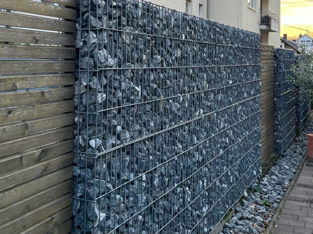 Hochwertig verarbeitete Gabionenmauer als Sichtschutz.